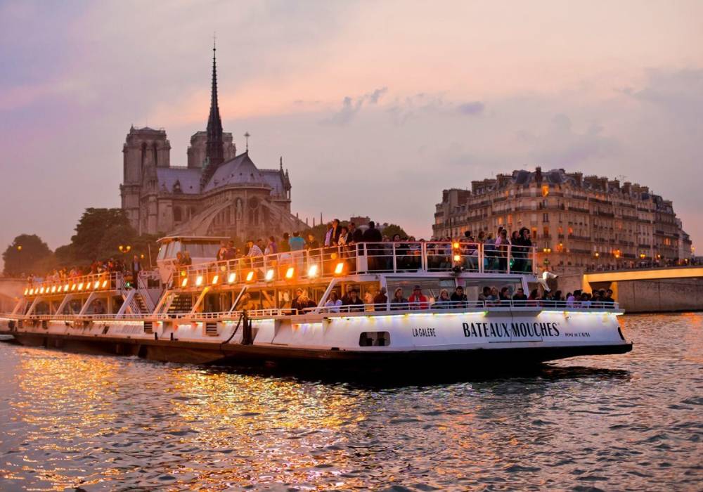 du thuyền trên sông Seine