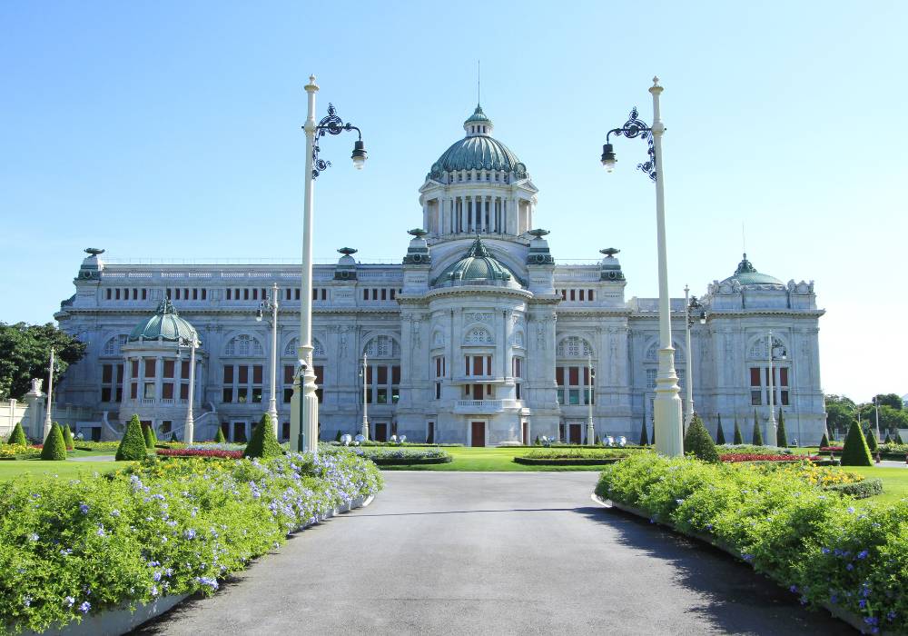 Cung điện Tòa nhà Ananta Samakom Throne Hall