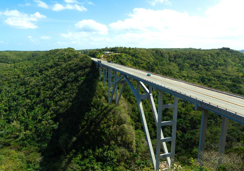 cây cầu Bacunayagua.