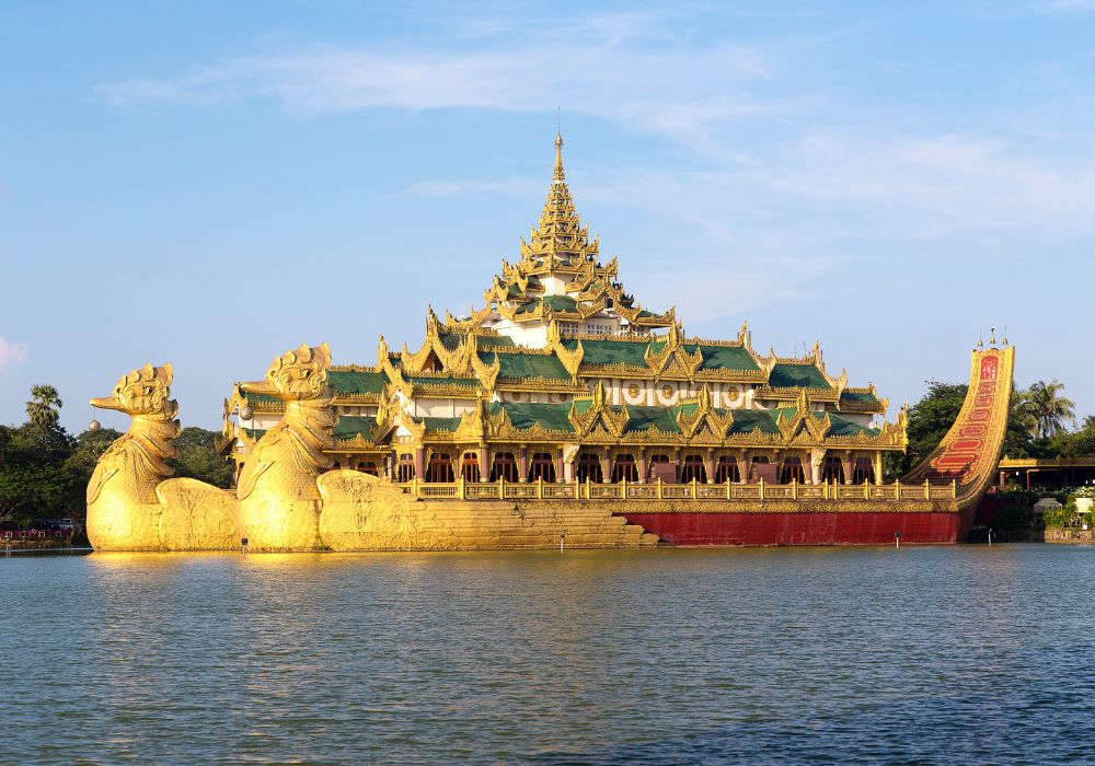 cung điện nổi Karaweik Royal Barge